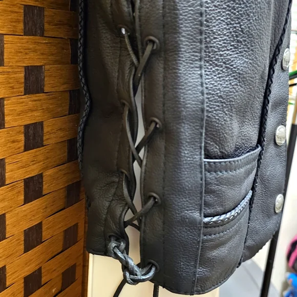 Women's Black Leather Vest - Picture 4 of 9